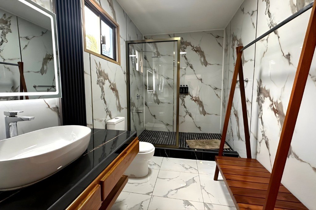 Premium Suite - Room 2 Bathroom